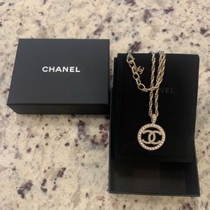 Chanel necklace with pearls